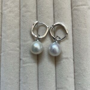 Fresh water pearls earrings